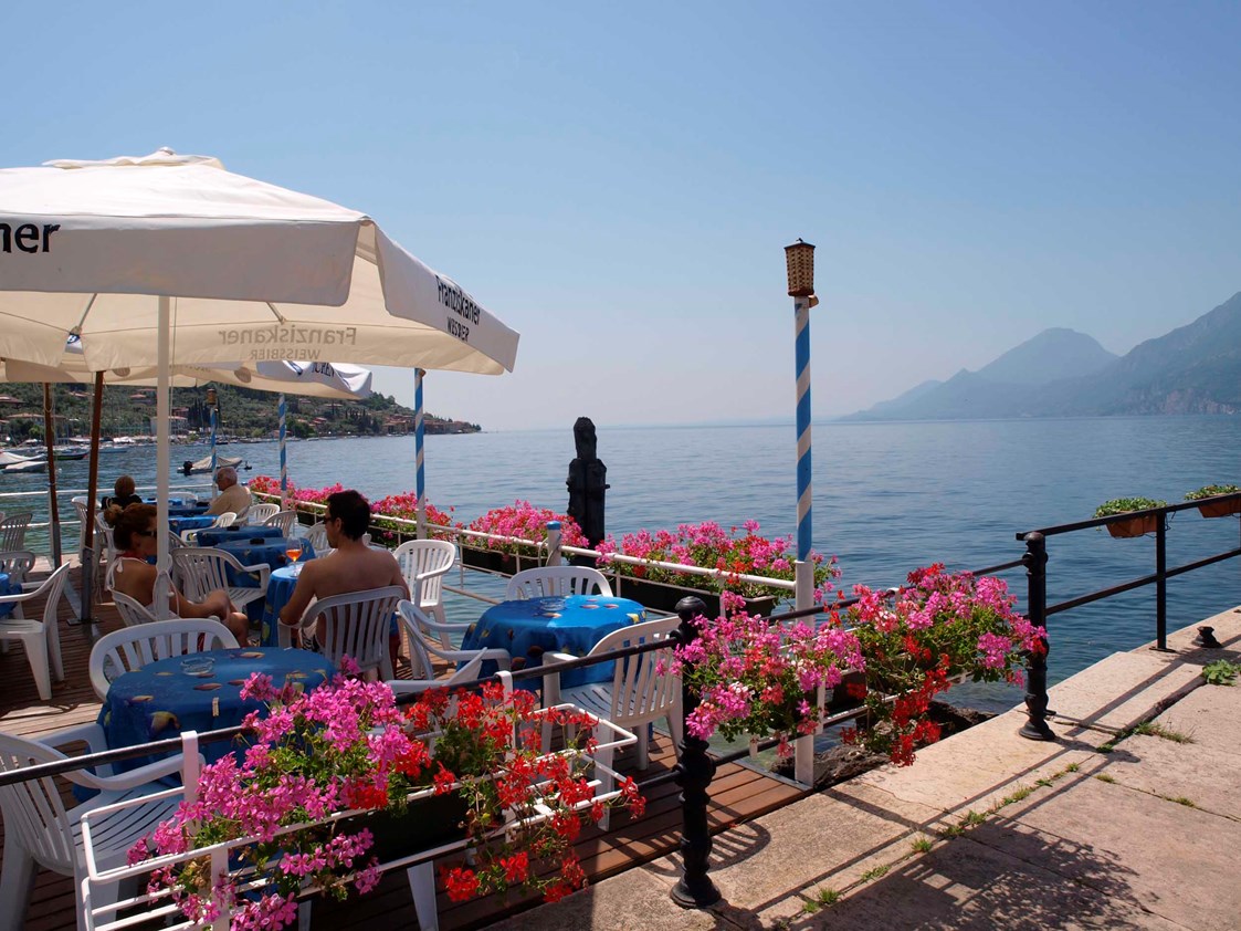 Urlaub am See: Assenza di Brenzone. Von hier aus können Sie die Fähre nehmen und den See überqueren.  - Hotel Eden Gardasee