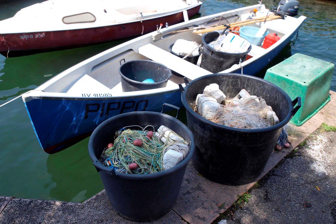 Urlaub am See: Die Fischerei ist eine der ältesten Lebensgrundlagen unserer Gemeinde. Noch heute wird es stark praktiziert und garantiert unseren Restaurants die beste Qualität von Seefisch.  - Hotel Eden Gardasee