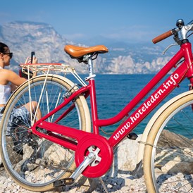 Urlaub am See: Möchten Sie die neue Seeseite mit dem Fahrrad bereisen? Kein Problem, bei uns können Sie jederzeit ohne Sorgen Citybikes oder E-Bikes mieten . - Hotel Eden Gardasee