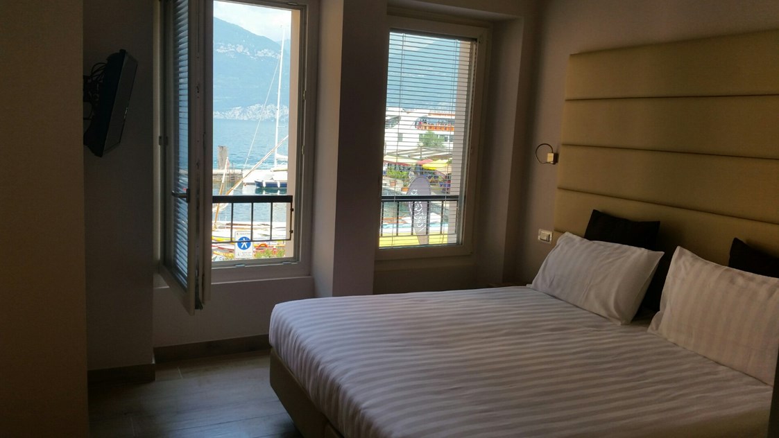 Urlaub am See: Honey moon Junior Suite mit Seeblick - Hotel Danieli La Castellana