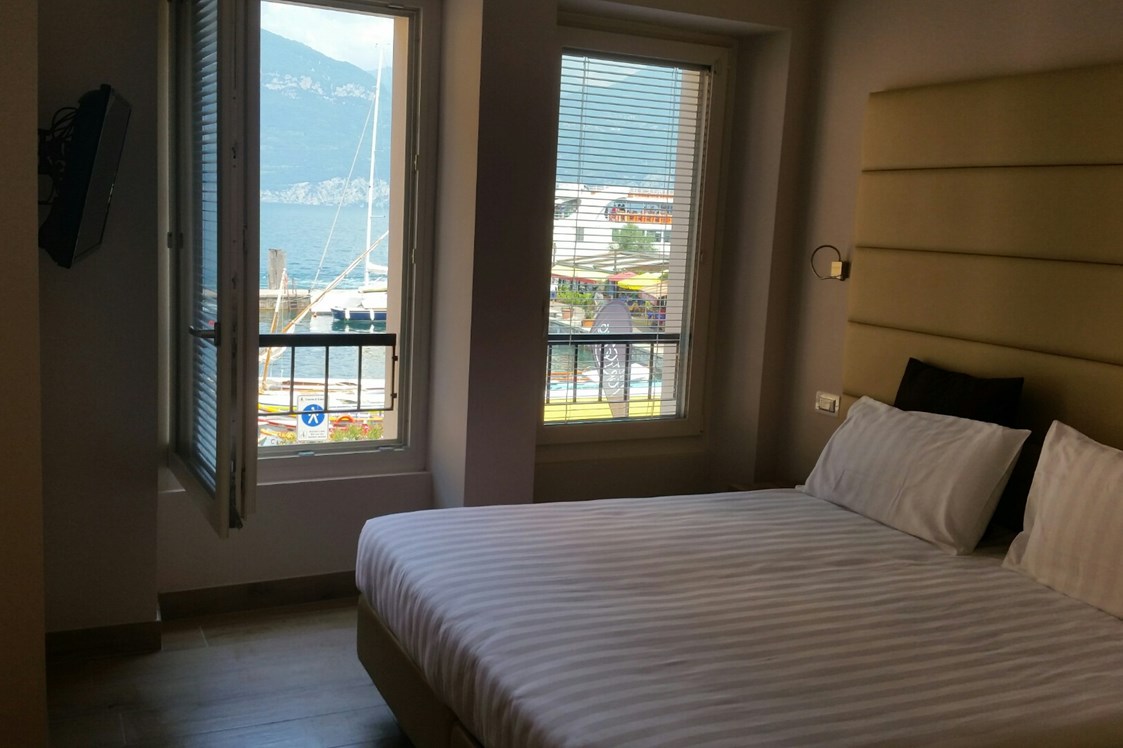 Urlaub am See: Honey moon Junior Suite mit Seeblick - Hotel Danieli La Castellana