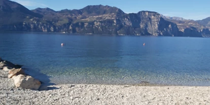 Hotels am See - Klassifizierung: 3 Sterne - Italien - Strand in Castelletto di Brenzone sul Garda, 100 Mt von Hotel Danieli la Castellana entfernt
 - Hotel Danieli La Castellana