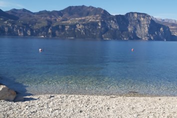 Urlaub am See: Strand in Castelletto di Brenzone sul Garda, 100 Mt von Hotel Danieli la Castellana entfernt
 - Hotel Danieli La Castellana