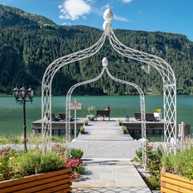 Urlaub am See: Blick auf den See und Badesteg - Via Salina Seehotel