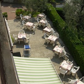 Urlaub am See: Terrasse und Garten Hotel delle Rose. - Hotel delle Rose