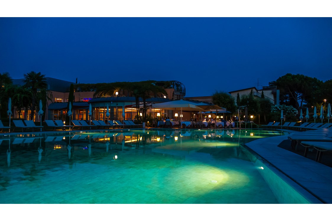 Urlaub am See: Aussen Abendessen - Hotel Corte Valier