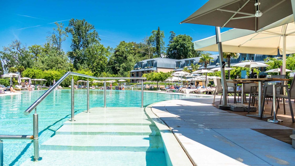 Urlaub am See: Pool - Hotel Corte Valier