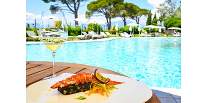 Hotels am See - Verpflegung: Frühstück - Lunch by the pool - Hotel Corte Valier