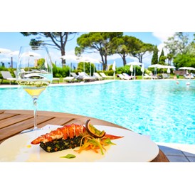Urlaub am See: Lunch by the pool - Hotel Corte Valier